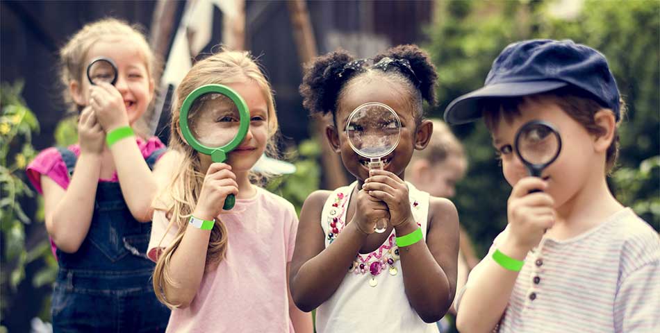 Kids wearing green Tyvek® wristbands on a school field trip for group identification and event check-in